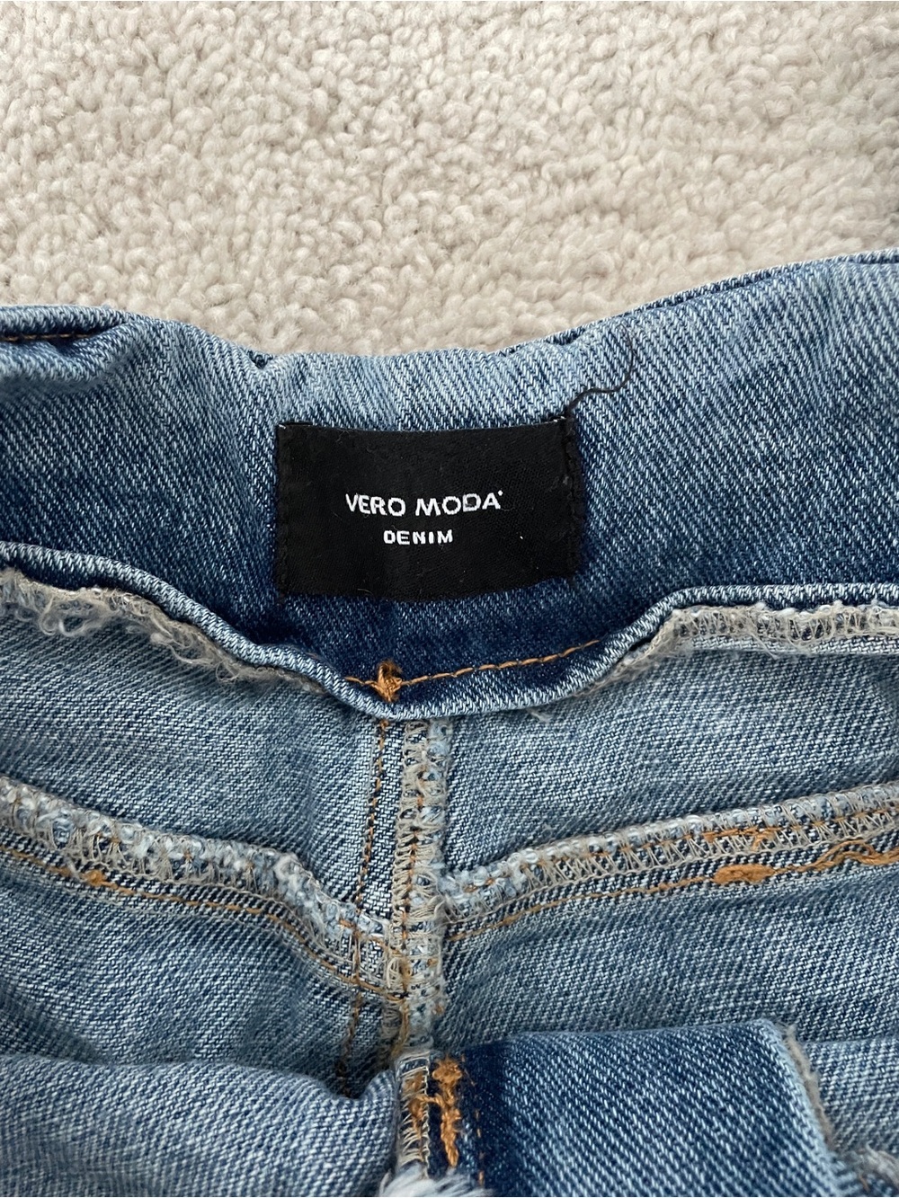 Vero Moda High Rise Cropped Mom Jeans - Picture 3 of 4
